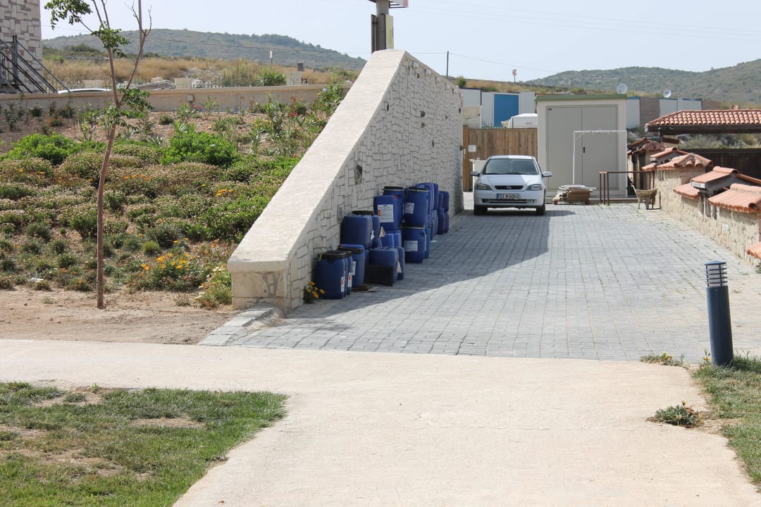 Chemieabfälle ca. 20 Meter rechts vom runden Kinderpool Alkoclar Exclusive Alacati
