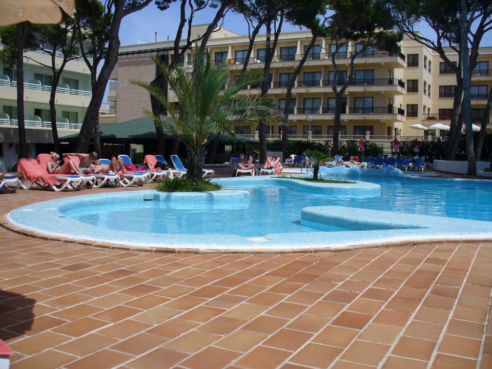Ein Teil des Pools Hotel & Spa S'Entrador Playa
