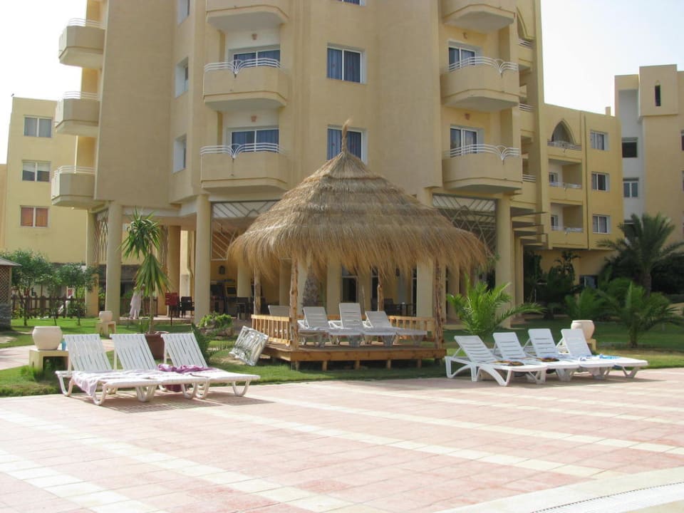 Leżaki przy basenie Skanes Serail Aquapark