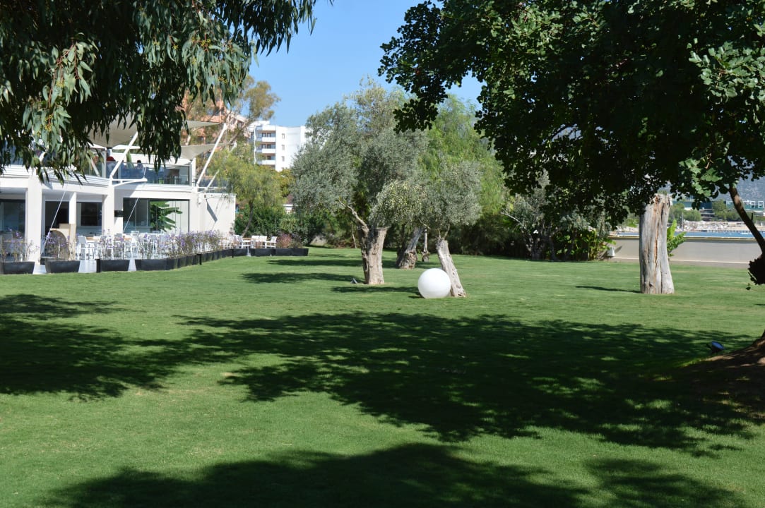 Garten vor dem Restaurant Asteria Venus Didim