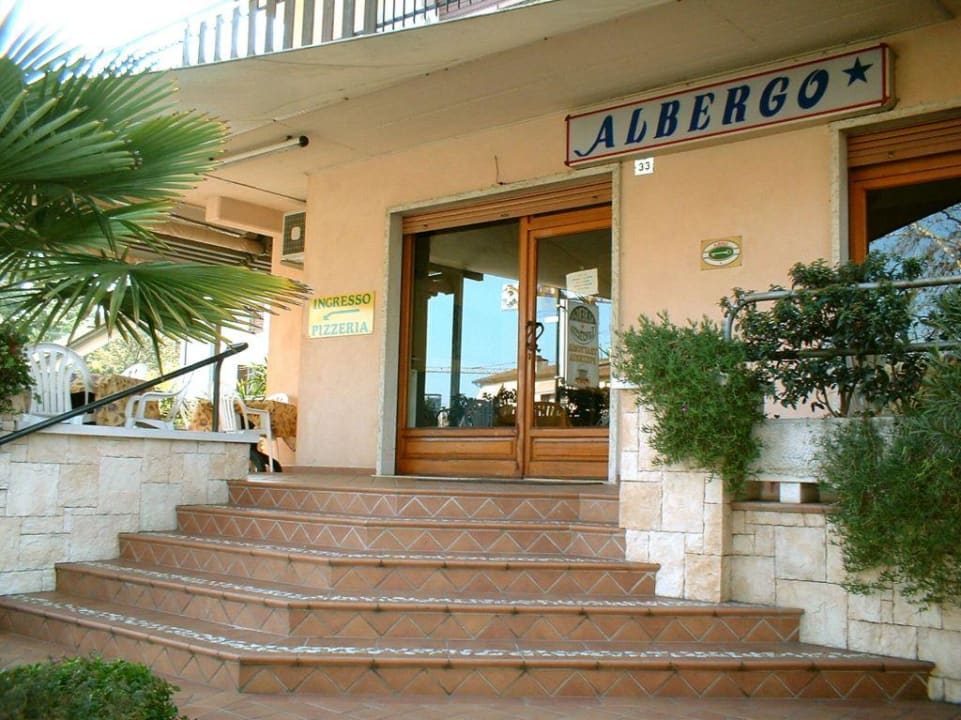 Eingang mit schöner Veranda Albergo Tavernetta