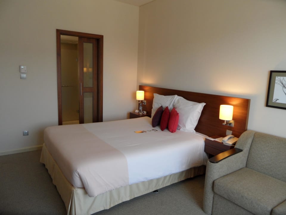 Zimmer mit Zugang zum Bad Novotel Deira Creekside Dubai