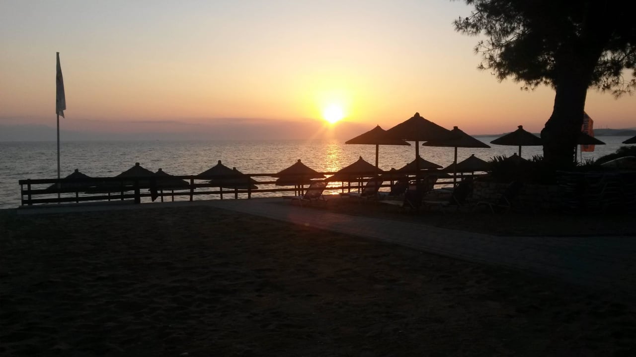 Sonnenuntergang vom Beachvolleyballplatz aus Hotel Portes Beach