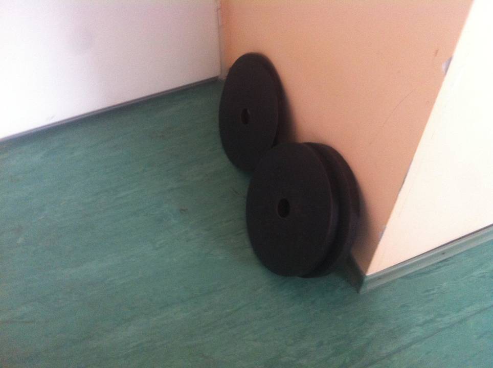 Rumliegende Hanteln im Fitnessraum Relax Inn Health & Spa