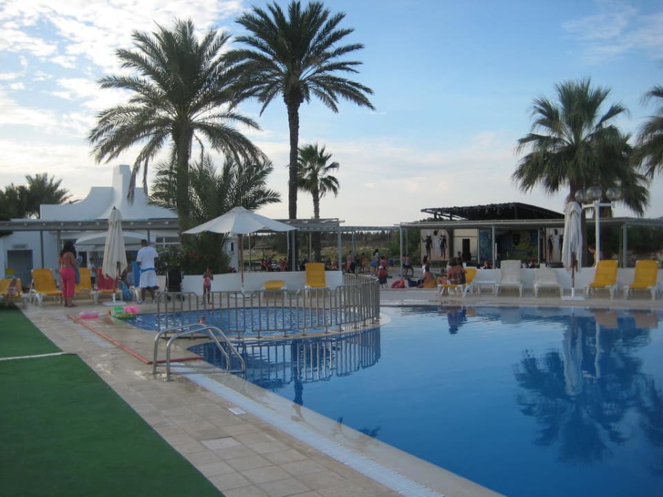Vom Pool zum 24h Restaurant Calimera One Resort Jockey