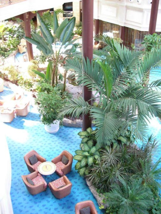 Blick von oben in den unteren Hallenbereich Hotel Cordial Mogán Playa