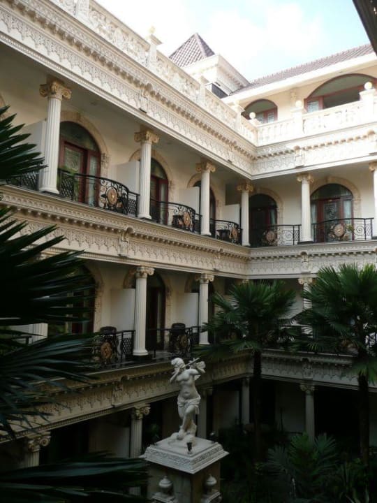 Innenhof zu den Zimmern The Grand Palace Hotel