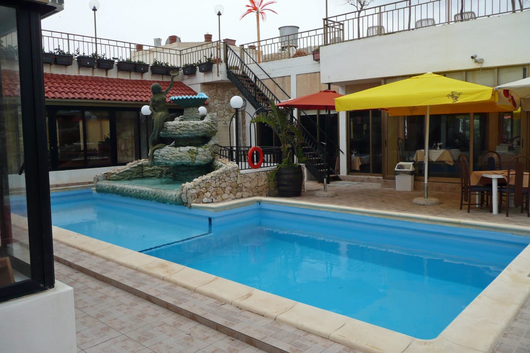 Pool auf der Dachterrasse Hotel Xlendi Resort & Spa