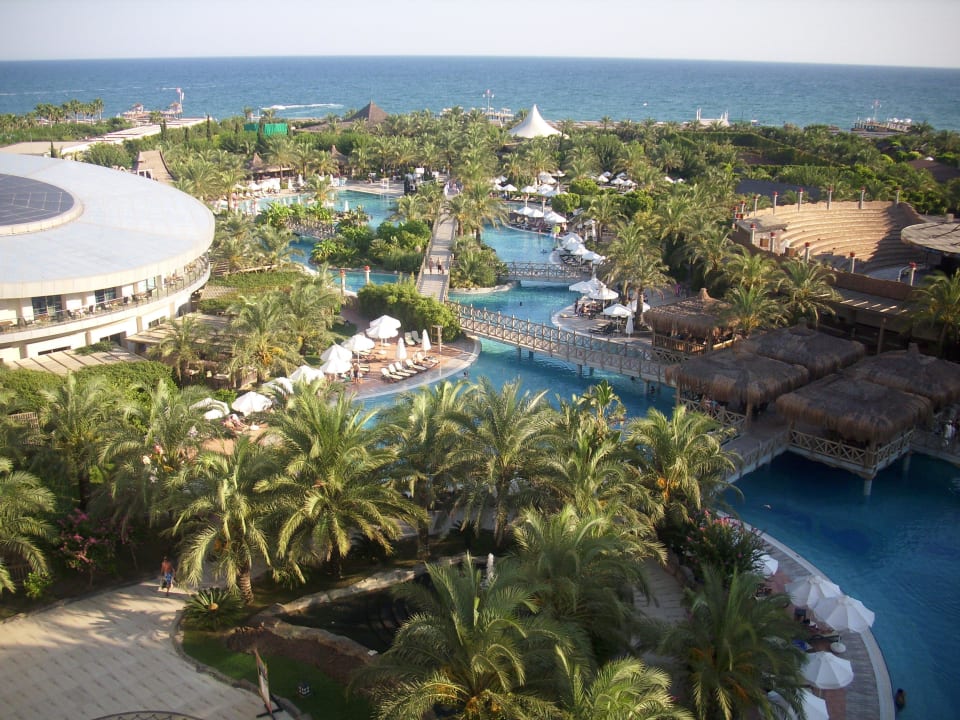 Traumhafter Ausblick vom Balkon auf den Pool Royal Wings Hotel