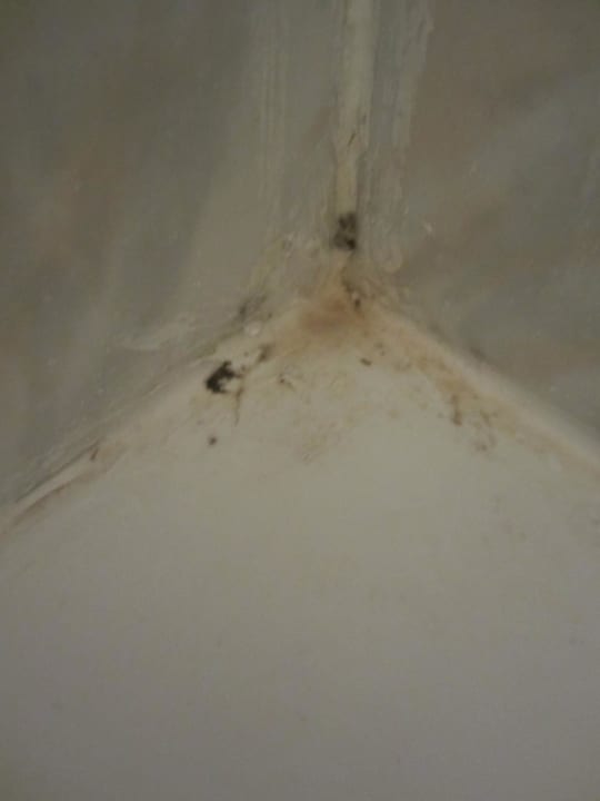 Schimmel an der Badewanne Hotel Amir Palace