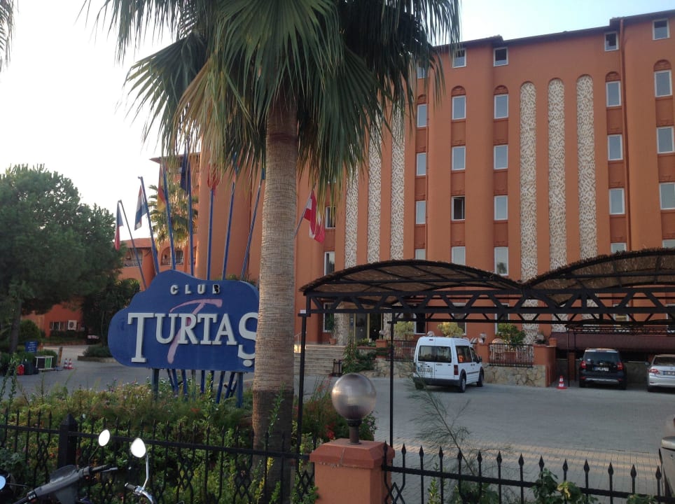 Hotelansicht v.d. stark befahrenen Küstenstr. aus Club Turtas Beach Hotel