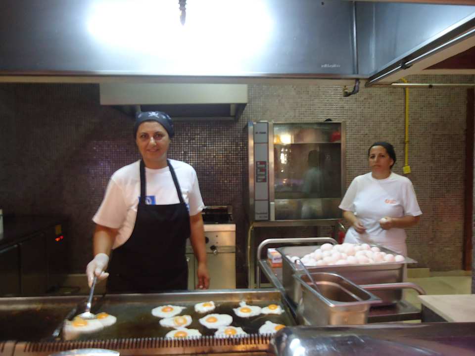 Madame Gözleme.. beim Eierbacken Adalya Resort & Spa - Adults Only