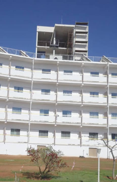 Westseite - Bauarbeiten am 6-stöckigen Liftschacht Asterias Beach