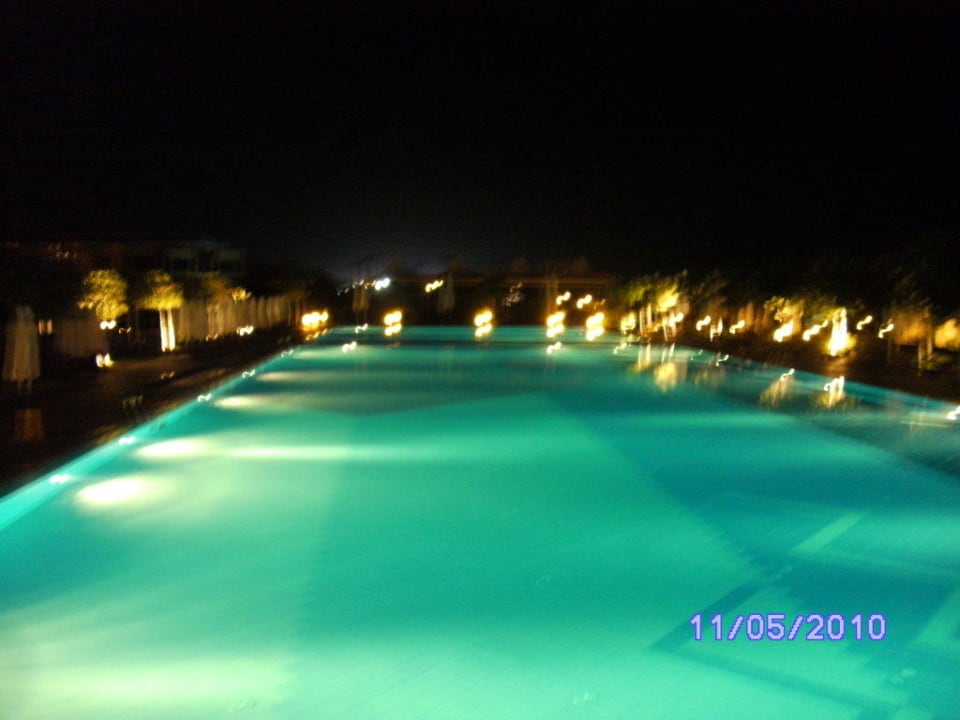 Pool bei Nacht Susesi Luxury Resort
