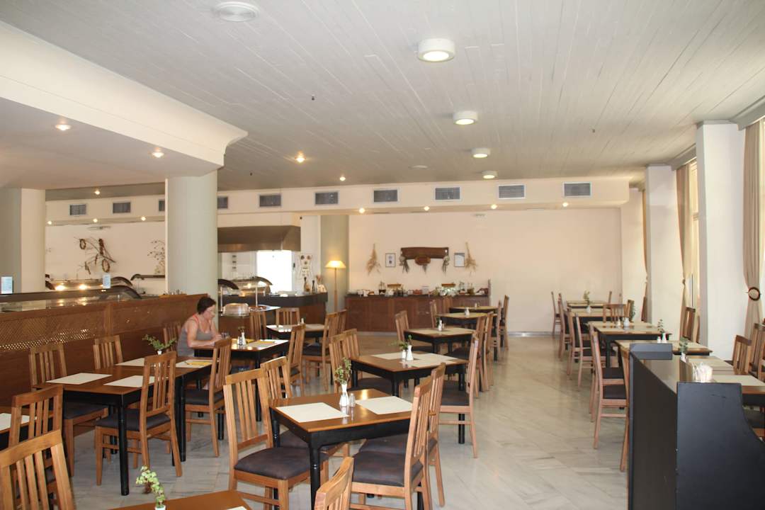 Innen Santa Marina Beach