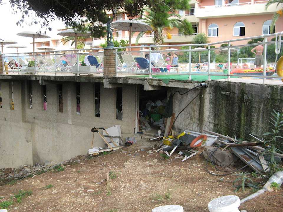 Müll im Poolbereich/Gartenanlage Hotel Ambiente Palace