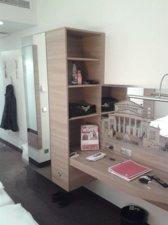 Ablage+Kleiderschrank H4 Hotel Berlin Alexanderplatz