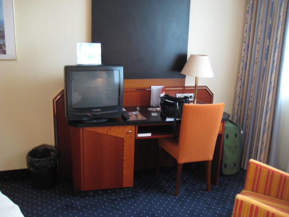 Schreibtisch mit TV und Minibar Sieben Welten Hotel & Spa Resort