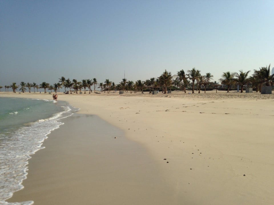 Пляж Mamzar, на который возят из отеля  Golden Sands Hotel & Residences