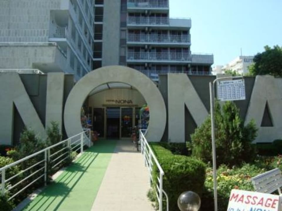 Eingang vom Hotel Nona