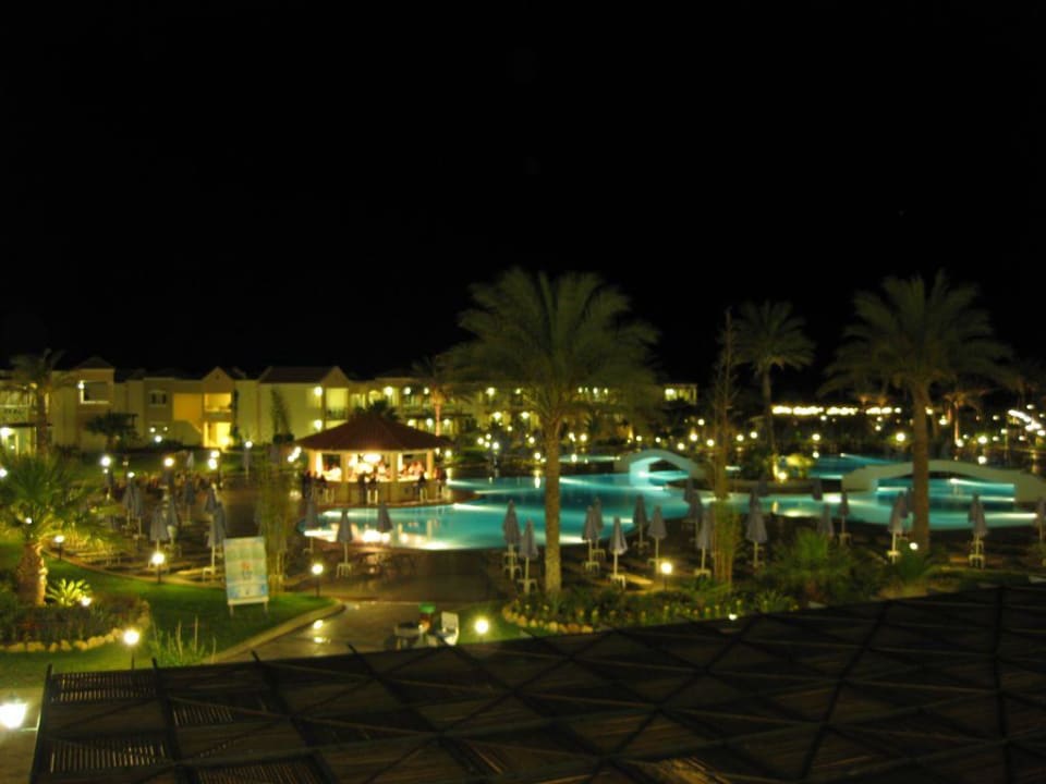 Blick vom Hauptgebäude in die Anlage - Nachts Lindos Princess Beach Resort & Spa