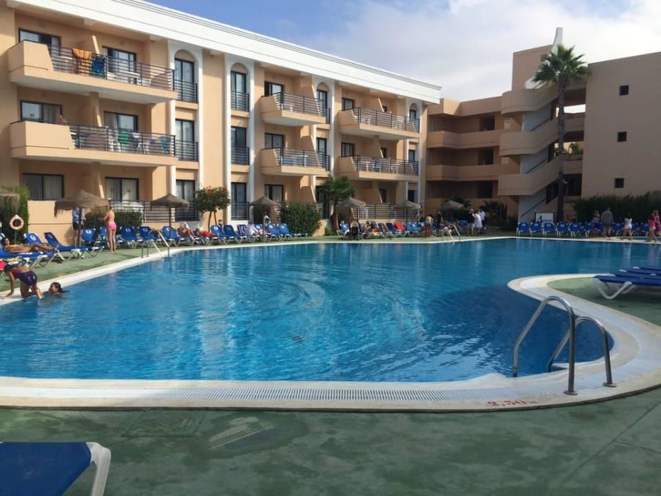 Im Hintergrund Block 4 Sol Sancti Petri Apartamentos