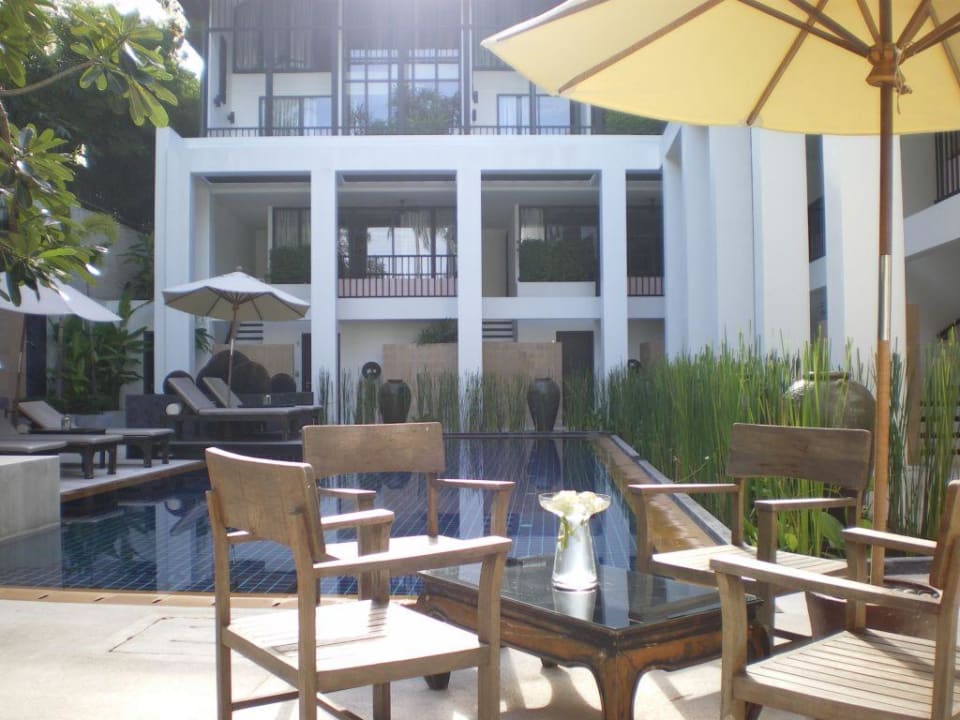 Blick von der Poolbar zum Pool Outrigger Surin Beach Resort