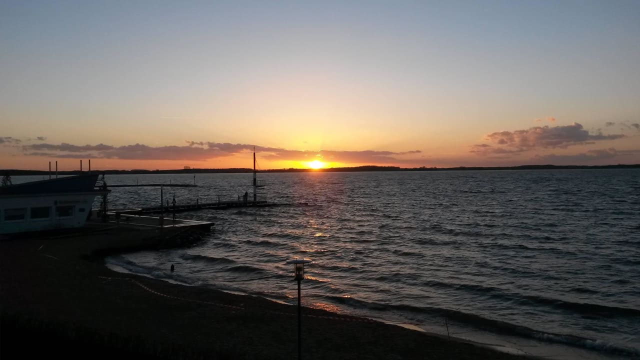 Sonnenuntergang vor dem Wohnzimmer Ferienpark Müritz