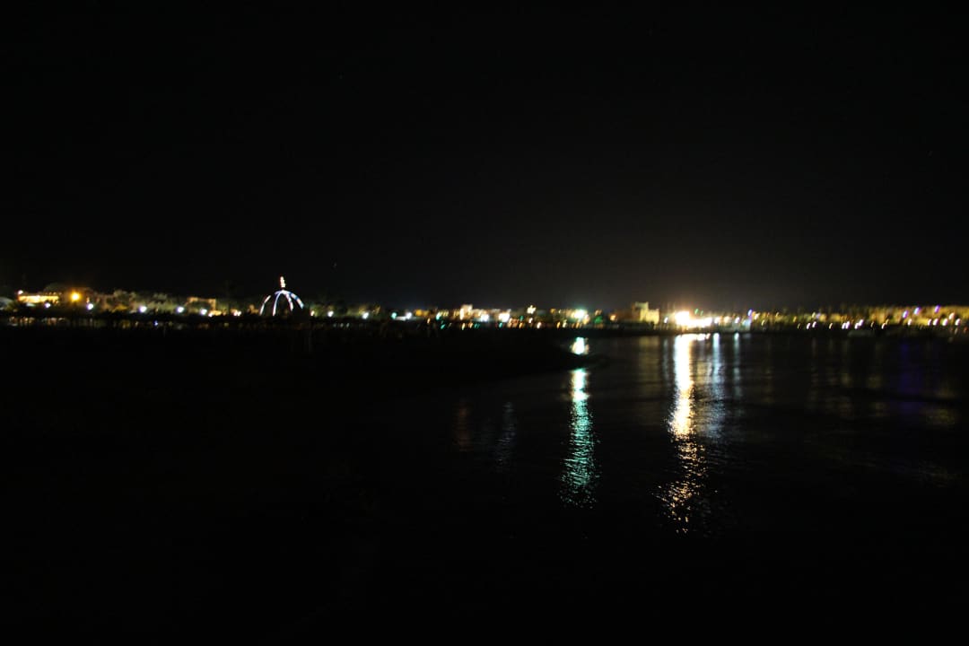 Ausblick vom Strand aus bei Nacht Hotel JAZ Makadi Star & Spa