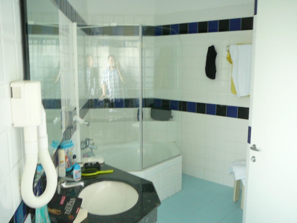 Eckbadewanne und Waschgelegenheit Hotel Rada Siri