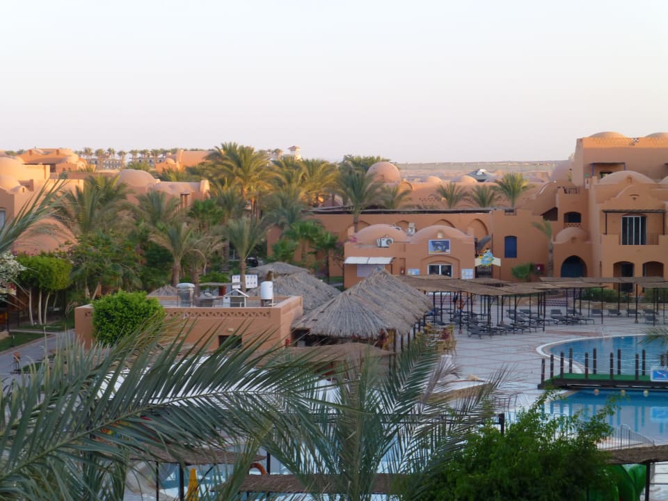 Hotelanlagen von der obersten Etage Jaz Makadi Oasis Resort
