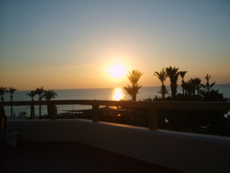 Aperitiv im Sonnenuntergang PALOMA Perissia