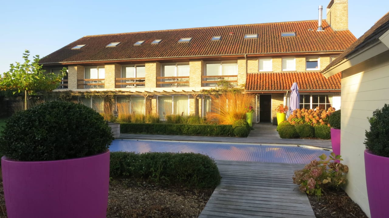 Blick über den Pool zum Haupthaus Hotel Country House Duinhof