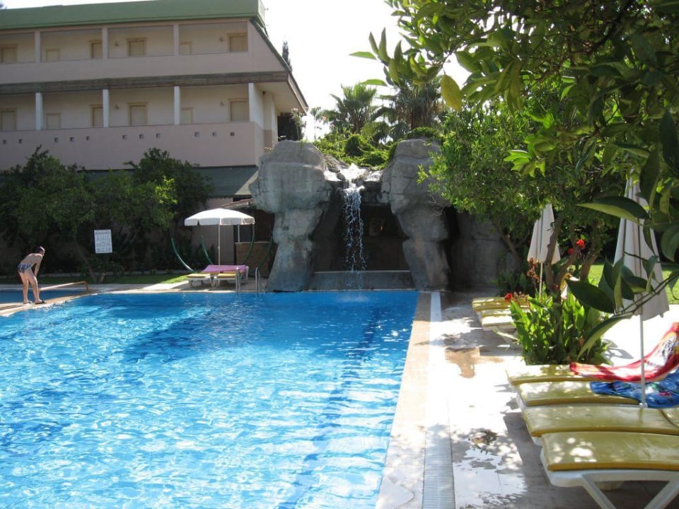 2. Pool Armas Gül Beach