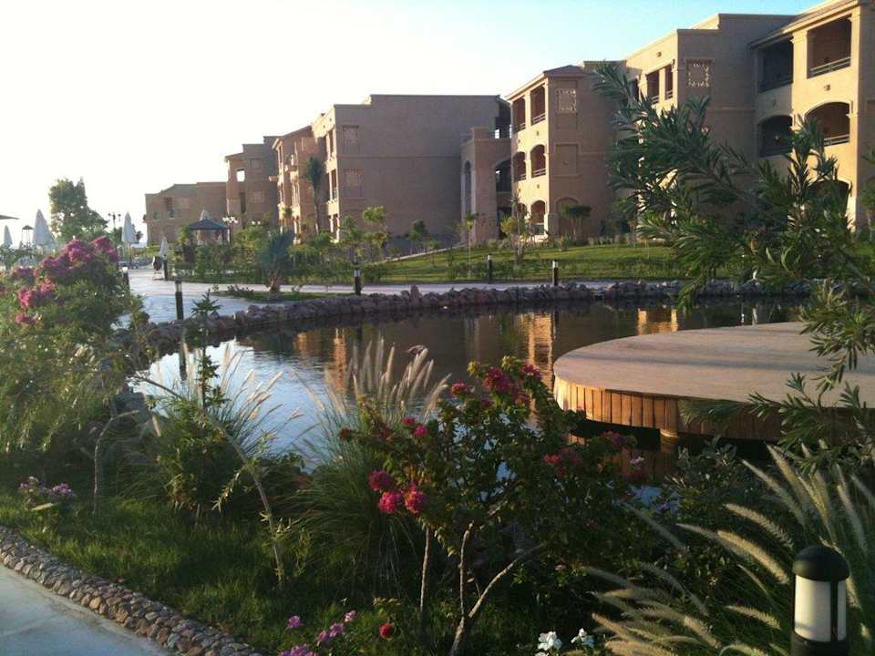 Garten mit Blick auf den Südflügel Hotel Swiss Inn Dream Resort Taba