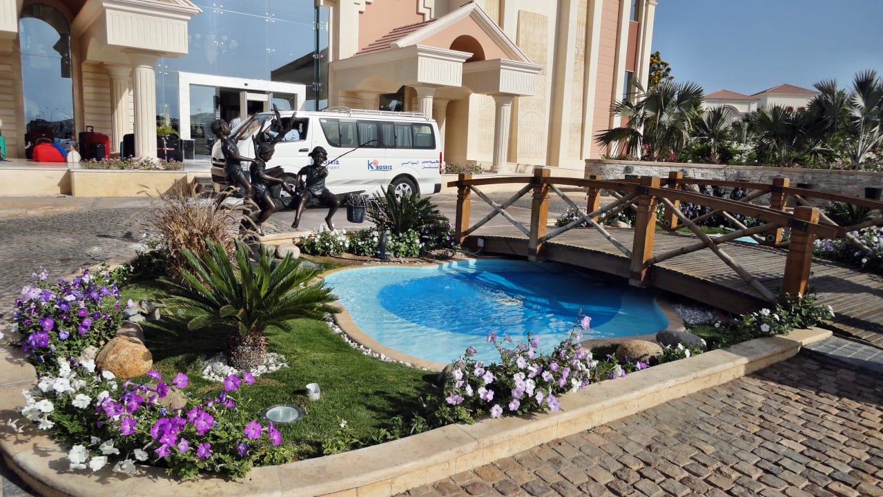 Am Hoteleingang Hotel Xperience Sea Breeze Resort