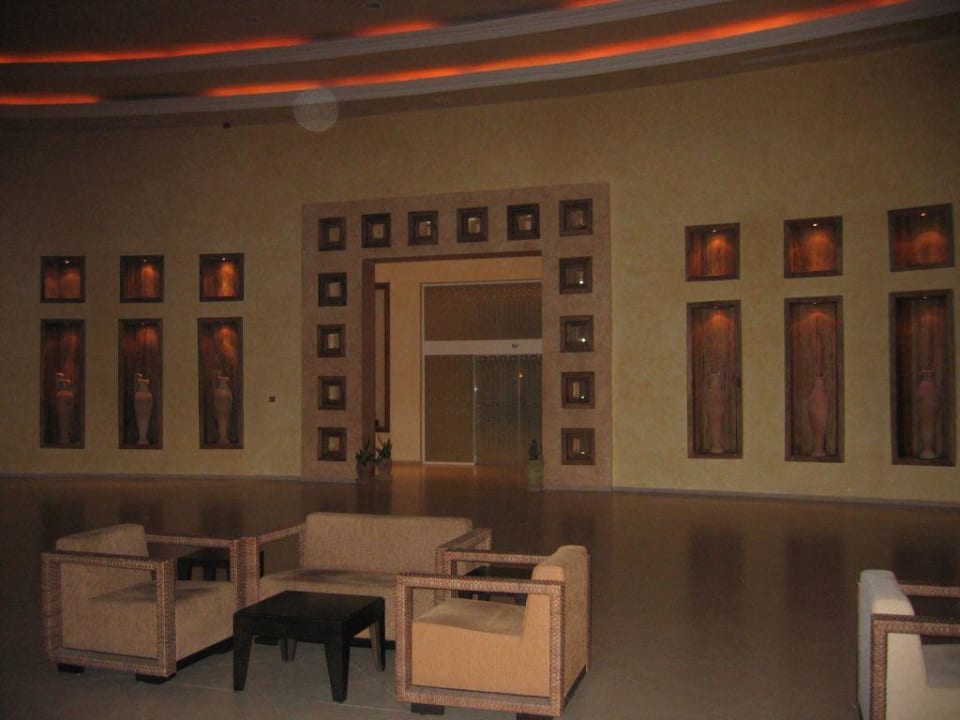 Eingangsbereich der Hotelhalle am Abend Zita Beach Resort