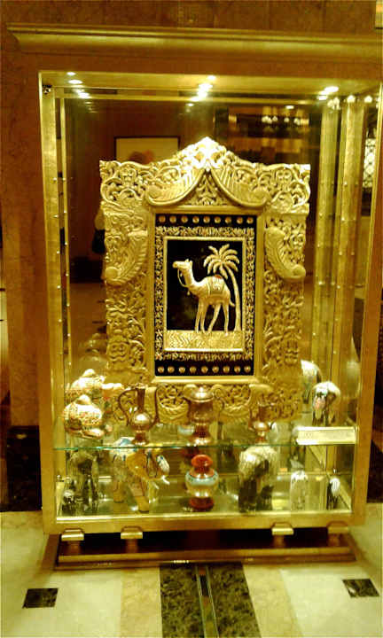 Liebevoll gestaltete Vitrinen Emirates Palace Mandarin Oriental