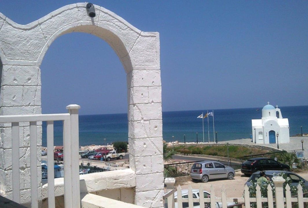 Вид из таверны, где проходят обеды The Golden Coast Beach Hotel