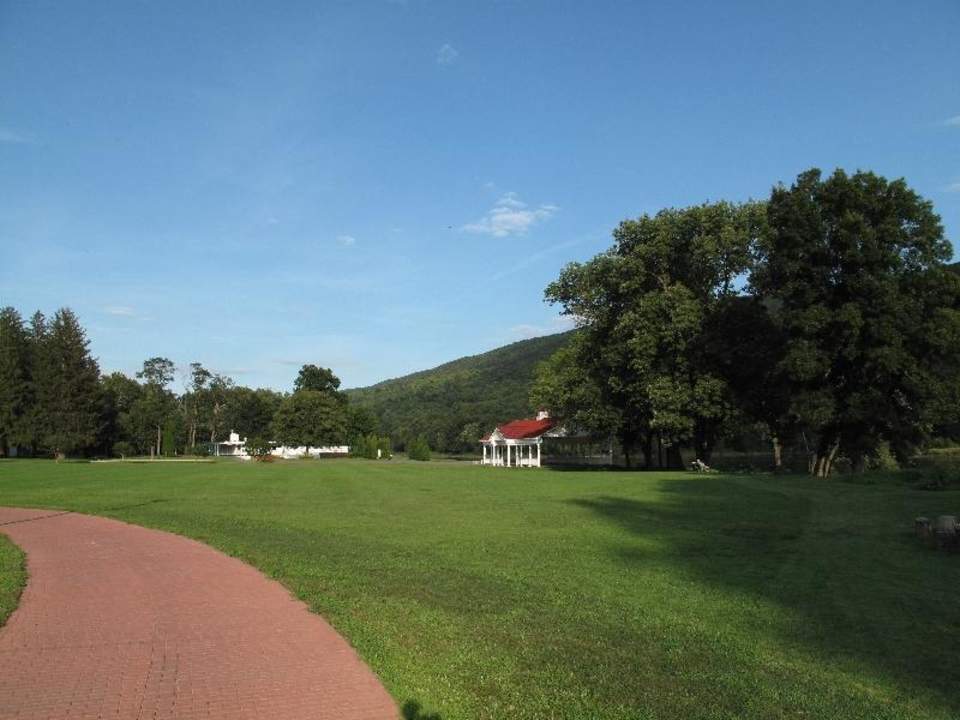 Direkt außen vor dem Hotel Hotel The Shawnee Inn and Golf Resort