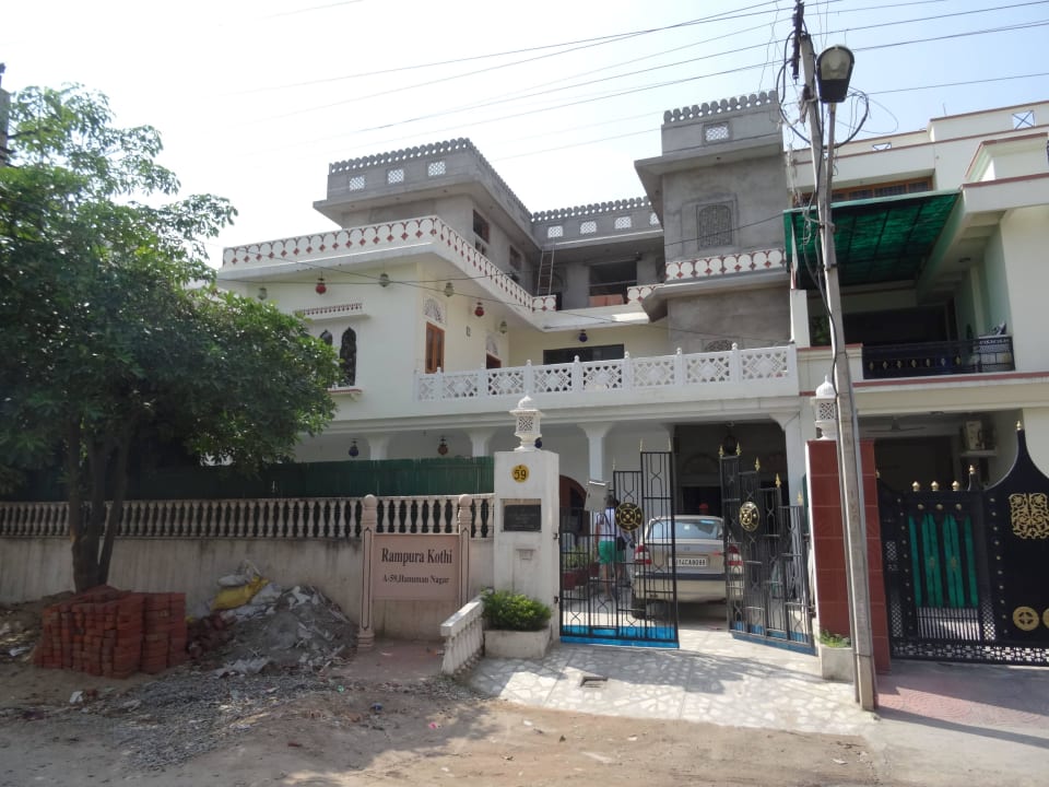 Vorderansicht, Bauarbeiten deutlich zu sehen. Rampura Kothi