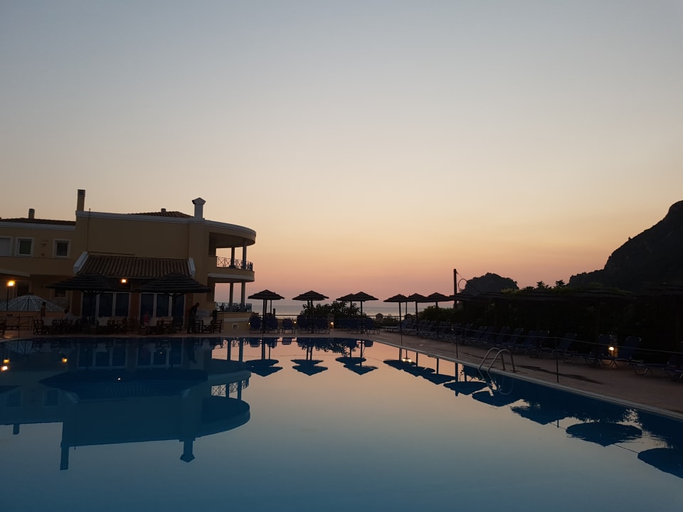 Pool Ithea Suites Hotel