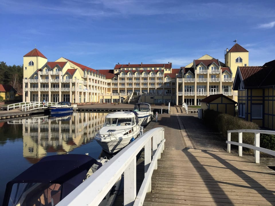 Blick auf Hotel und Hafen Precise Resort Hafendorf Rheinsberg