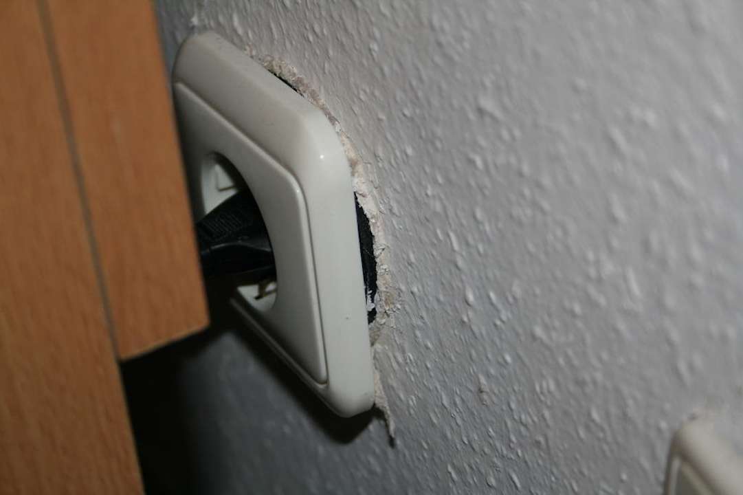 Unfallgefahr, 230V Steckdose Rivijera Villen & Dependance Flora & Madera