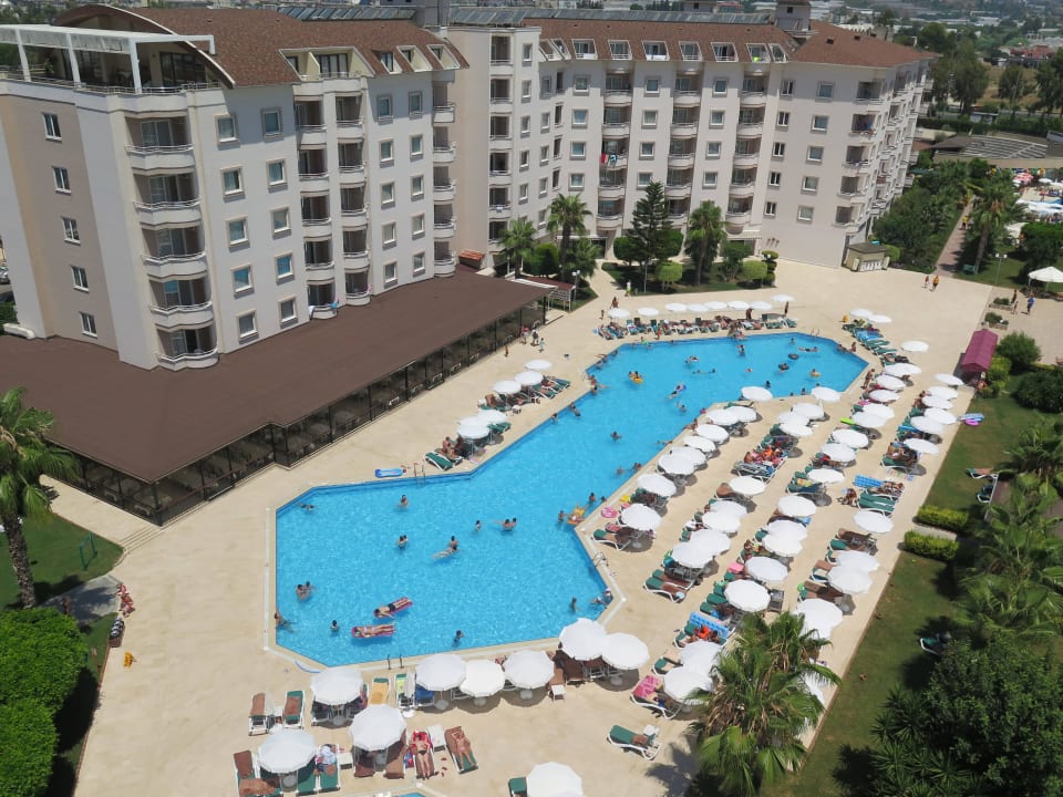 Ein Teil der Poolanlage Hotel Royal Garden Beach