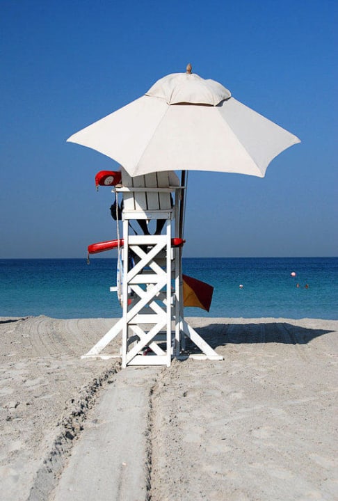 Спасатель на пляже Jumeirah Beach Hotel