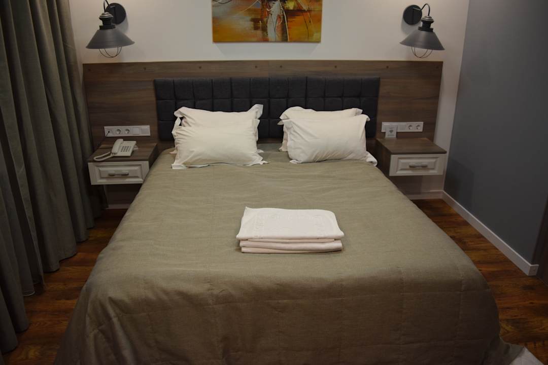 Saksahanskoho Street 7, Schlafbereich, Doppelbett mit vier K Partner Guest House Saksahanskogo Street