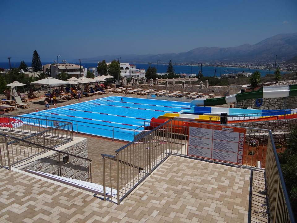 Pool und Liegebereich des Waterparks Grand Hotel Holiday Resort