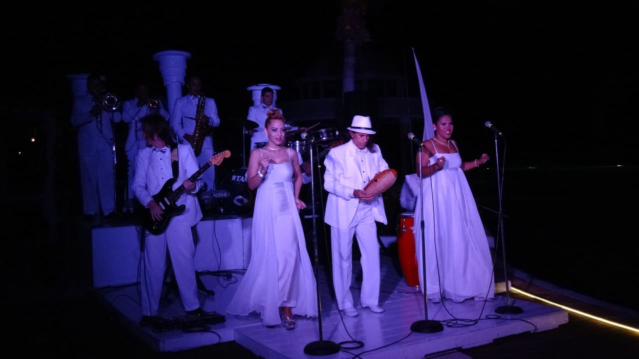 Poolparty mit Tanz JOIA Paraiso by Iberostar