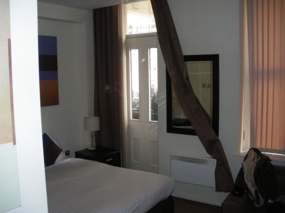 Blick von der Eingangtüre aus ins Zimmer Apartments Grand Plaza